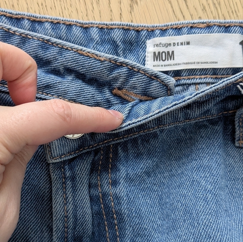 Refuge Denim Sz 11 Loose Tapered High Waist Crossover Jeans - midwash blue jeans - Picture 11 of 14